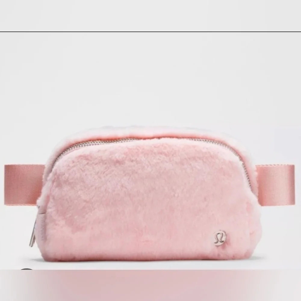 Lululemon Everywhere Belt Bag Plush Strawberry Milkshake - Picture 1 of 12